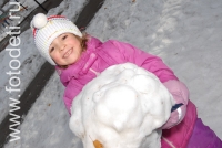 Девочка лепит снеговика, фото детей в фотобанке fotodeti.ru
