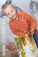 Фотография весёлого мальчика с книжкой в фотобанке детских фотографий