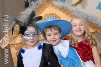 Групповой портрет детей в карнавальных костюмах, фото сделано на детском празднике