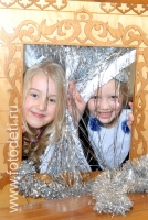 Групповой портрет двух подружек в красивой рамочке, на фотографиях ярких моментов детских праздников