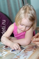 Девочка увлечена творческим процессом, на фотографии ребёнка из галереи «Детское творчество
