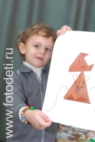Ребёнок показывает результат своего творчества, иллюстрация к теме «Творчество и дети