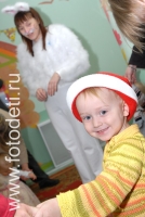 Малыш в колпаке Санта Клауса, фото сделано на детском празднике