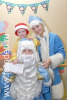 Ребёнок на плечах у Деда Мороза, новогодние фотосессии