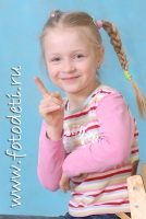 Ребёнок забавно грозит пальчиком, забавные фотографии детей на сайте детского фотографа