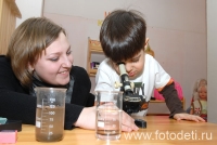 Педагог занимается с детьми научным экспериментированием, фотография детского фотографа Игоря Губарева