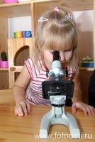 Маленькая девочка с интересом знакомиться с микроскопом, фотография детского фотографа Игоря Губарева