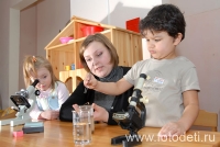 Ребёнок учится пользоваться пипеткой на занятии в детском саду, фотография детского фотографа Игоря Губарева