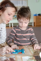 Чтобы легко запомнить буквы, вылепите их из пластилина, фото ребёнка из галереи «Творческие занятия для детей
