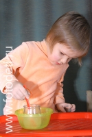 Молодой химик-экспериментатор в детском саду, фото из архива детского фотографа