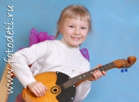 Игра на струнных инструментах, забавные фотографии детей на сайте детского фотографа