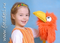 Птица говору отличается умом и сообразительностью, забавные фотографии детей на сайте детского фотографа