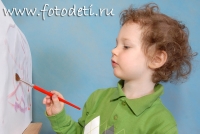 Ребёнок рисует на мольберте, забавные фотографии детей на сайте детского фотографа
