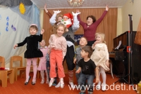 Дети с гномиком прыгают от радости , фото на сайте fotodeti.ru