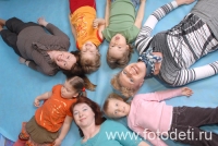 Дети дружат с воспитателями детского сада , фото на сайте fotodeti.ru