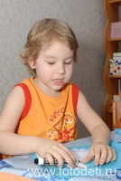 Мальчик клеит бумагу, фотография из галереи «Дети рисуют