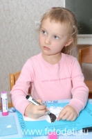 Девочка рисует фломастером, фотография из галереи «Дети рисуют