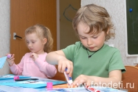 Ребёнок учиться пользоваться клеем, на фотографии ребёнка из галереи «Детское творчество