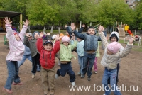 Дети дружно прыгают, фото сделано на детской площадке , фото на сайте fotodeti.ru