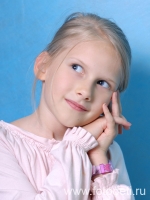Мечтательный взгляд девочки с голубыми глазами, фотография детского фотографа Игоря Губарева