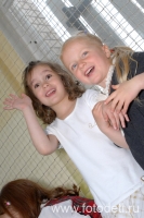Две подружки - выпускники французского детского сада в Москве, фотография детского фотографа Игоря Губарева