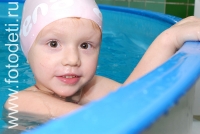 Обучение детей плаванию, на фото дети занимаются спортом