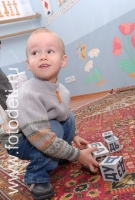 На фото мальчик с кубиками в фотобанке детских фотографий