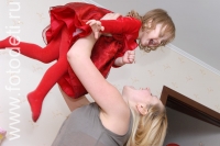Фотография, на которой ребёнок играет с мамой , фотография на сайте фотодети.ру