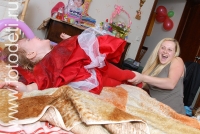 Фотография, на которой ребёнок играет со своей мамой , фотография на сайте фотодети.ру