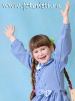 Эмоциональный взгляд ребёнка на студийном портрете, забавные фотографии детей на сайте детского фотографа