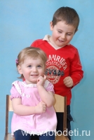 Игровая фотосъёмка детей в детском саду, взаимодействие девочки и мальчика , фотография на сайте fotodeti.ru