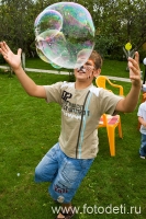 Огромные мыльные пузыри на детском празднике, фотоснимок автора сайта фотодети Губарева И.Н.