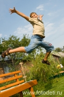На фотографии ребёнок в прыжке. Иллюстрация к статье о фотосъёмке детей в движении