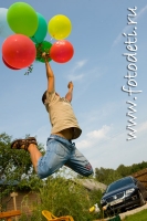 Ребёнок летит на воздушных шариках, фото автора сайта фотодети Губарева Игоря