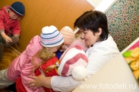 Педагог обнимает детей, фотка фотографа Губарева Игоря