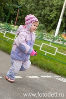 Девочка бежит по дорожке, фотография автора сайта фотодети Игоря Губарева
