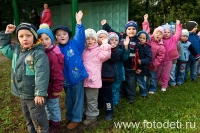 Дети выстроились паровозиком, фотография детского фотографа Губарева Игоря