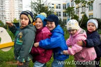 Дети играют в паровозик, фотография детского фотографа и психолога Губарева Игоря