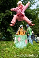 Ребёнок очень высоко прыгает, фотка автора сайта фотодети Игоря Губарева