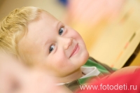 Белокурый мальчуган улыбается, фотоснимок автора сайта фотодети Губарева Игоря