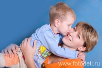 Сын целует маму, фото детского фотографа Губарева И.Н.