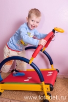 Ребёнок занимается на спортивном тренажере, фотография детского фотографа Губарева Игоря