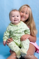 Малыш на руках старшей сестры, фотка детского фотографа Губарева Игоря