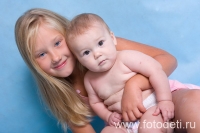 Младенец на руках у ребёнка, фотка детского фотографа и психолога Губарева И.Н.