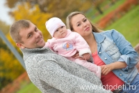 Папа с малышом на руках, фотография детского фотографа и психолога Игоря Губарева