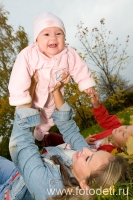 Мама с младенцем на прогулке по осеннему парку, фотография детского фотографа Губарева Игоря