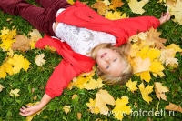 Счастливый ребёнок лежит на осенних листьях, фотография детского фотографа и психолога Губарева Игоря
