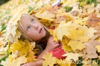 Фотосессия с кленовыми листьями, фотка детского фотографа и психолога Губарева И.Н.