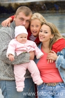 Фото счастливой семьи на прогулке, фотография детского фотографа и психолога Игоря Губарева