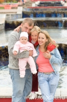 Счастливая семья на фоне фонтанов, фотография детского фотографа Игоря Губарева
